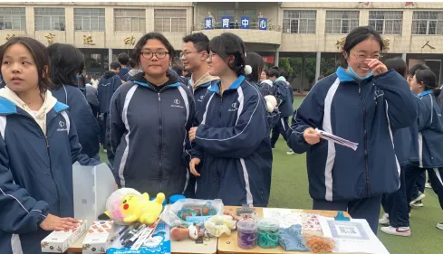 “爱”不闲置，“锋”火相传——湘潭市二中校园义卖活动