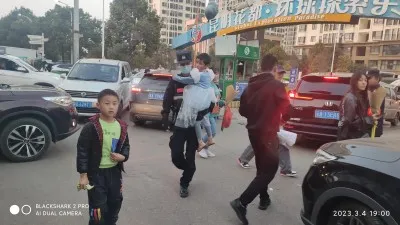 小女孩走失急坏母亲 特警急人所急急找回