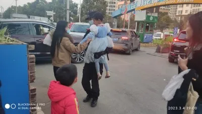 小女孩走失急坏母亲 特警急人所急急找回