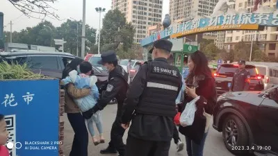 小女孩走失急坏母亲 特警急人所急急找回