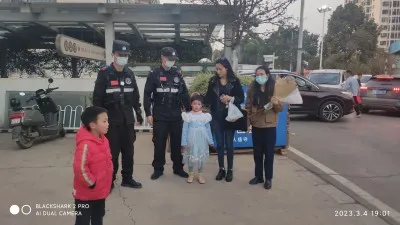 小女孩走失急坏母亲 特警急人所急急找回