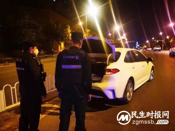 汽车爆胎停在路中巡逻 特警伸援手救助