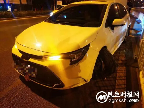汽车爆胎停在路中巡逻 特警伸援手救助