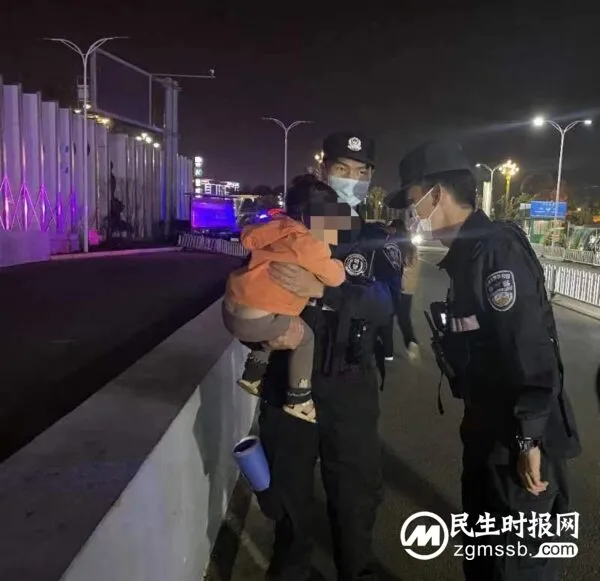 3岁小女孩迷路警民联手找家人