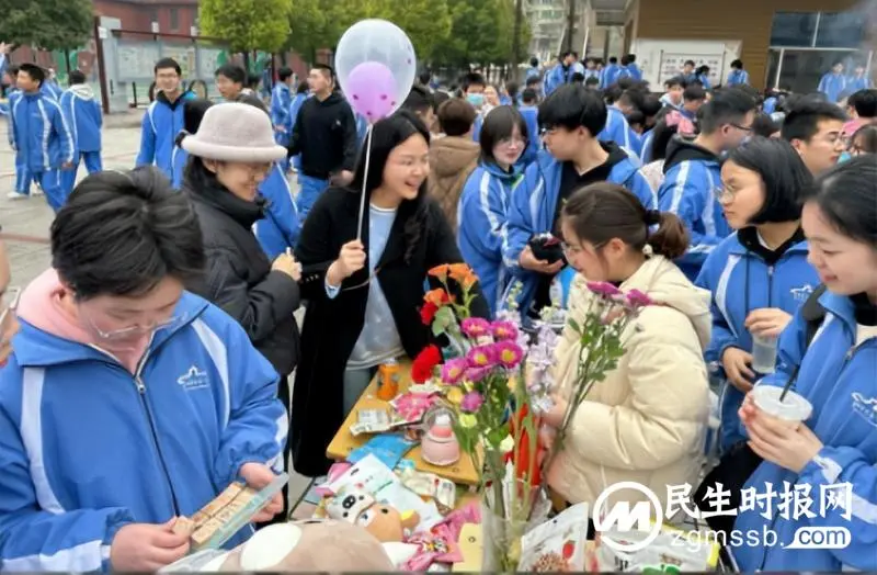 湘潭市一中教育集团学生摆摊义卖献爱心 湘潭市一中教育集团学生摆摊义卖献爱心