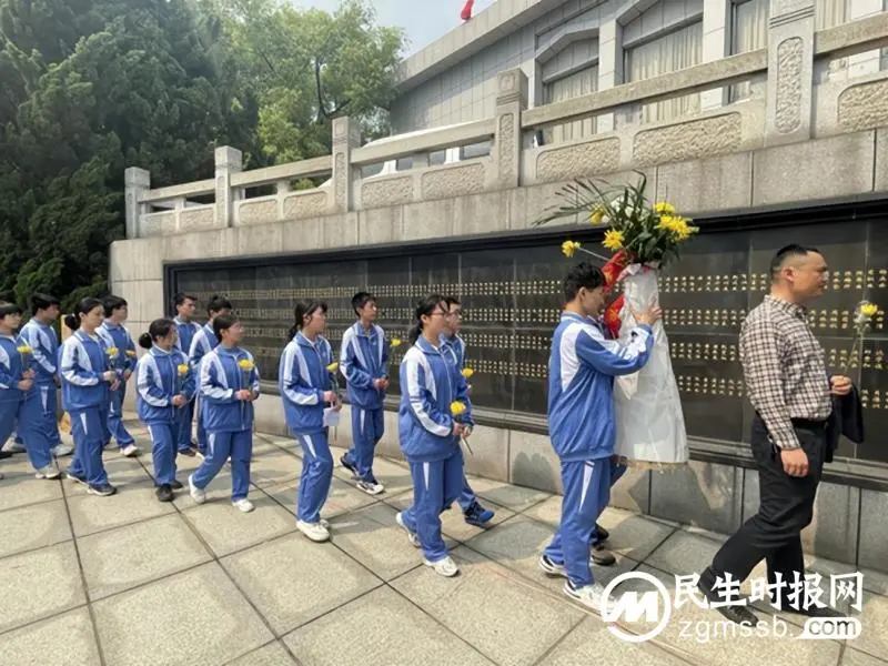 缅怀英烈,铭记历史| 湘潭市第一中学参加“传承红色基因·2023清明祭英烈”主题教育实践活动 缅怀英烈,铭记历史| 湘潭市第一中学参加“传承红色基因·2023清明祭英烈”主题教育实践活动