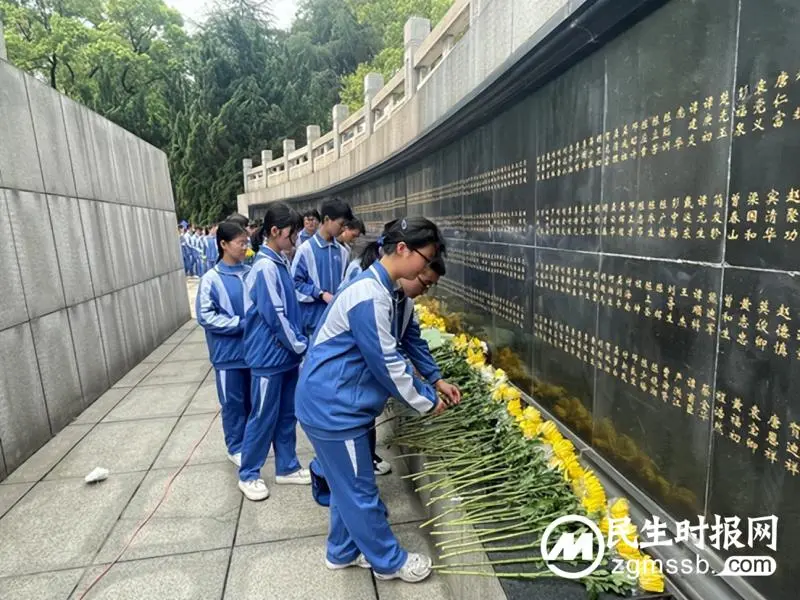 缅怀英烈,铭记历史| 湘潭市第一中学参加“传承红色基因·2023清明祭英烈”主题教育实践活动 缅怀英烈,铭记历史| 湘潭市第一中学参加“传承红色基因·2023清明祭英烈”主题教育实践活动