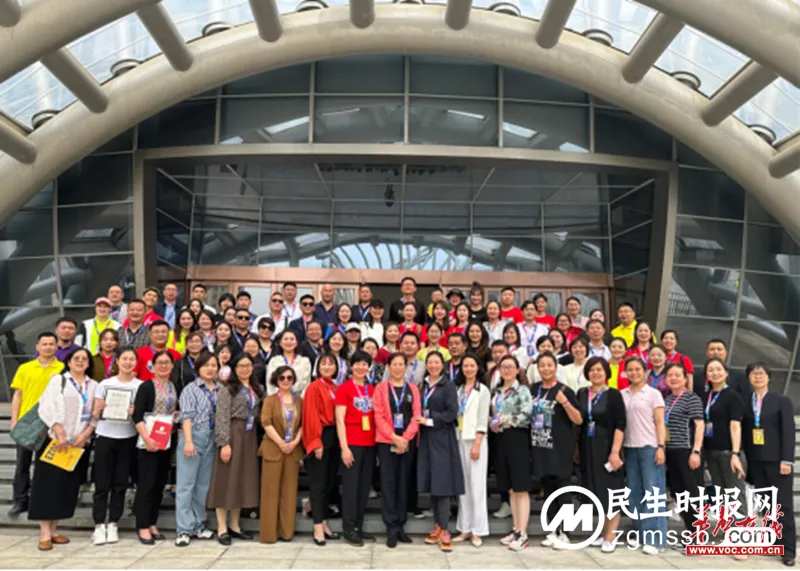 湘潭市益智中学获“全国啦啦操优秀组织奖” “全国大课间啦啦操推广实施单位” 湘潭市益智中学获“全国啦啦操优秀组织奖” “全国大课间啦啦操推广实施单位”