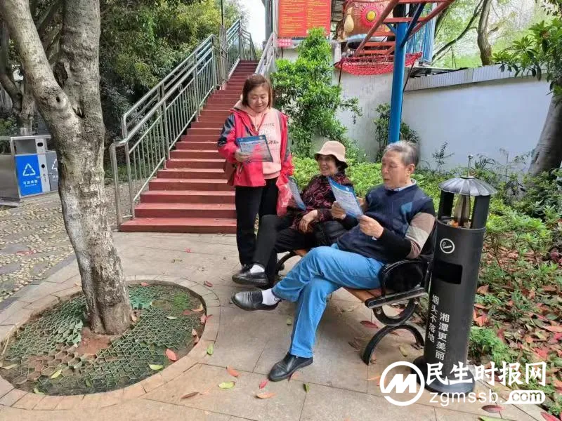 温暖银龄进公园,贴心服务在身边 温暖银龄进公园,贴心服务在身边
