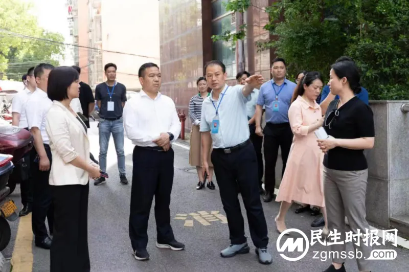 湘潭市雨湖区区委书记段伟长一行来湘潭市中医医院调研