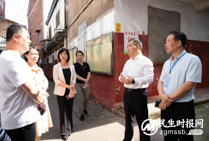 湘潭市雨湖区区委书记段伟长一行来湘潭市中医医院调研