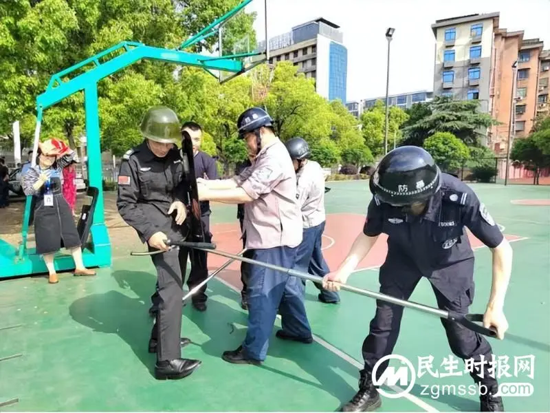 筑牢校园安全线|湘潭市一中组织安保人员进行反恐演练 筑牢校园安全线|湘潭市一中组织安保人员进行反恐演练