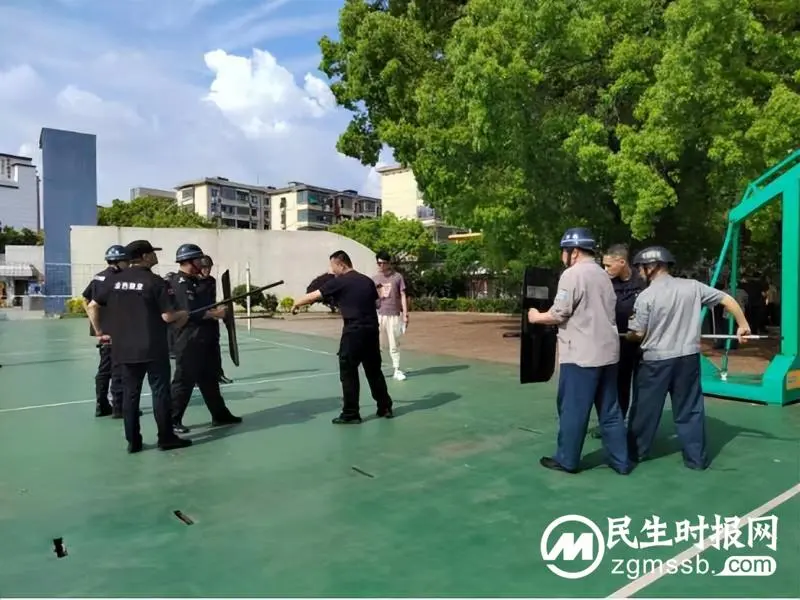 筑牢校园安全线|湘潭市一中组织安保人员进行反恐演练 筑牢校园安全线|湘潭市一中组织安保人员进行反恐演练