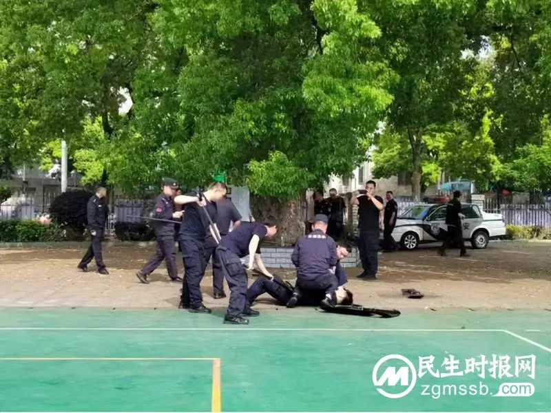 筑牢校园安全线|湘潭市一中组织安保人员进行反恐演练 筑牢校园安全线|湘潭市一中组织安保人员进行反恐演练
