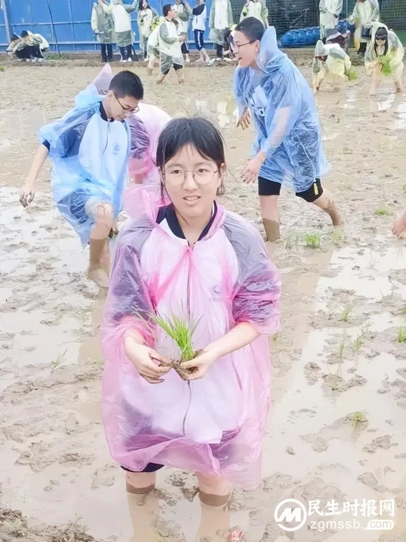 趁春光踏歌行 凭年少展翅飞 ——记湘潭凤凰中学高一年级“红色农耕”研学旅行活动 趁春光踏歌行 凭年少展翅飞 ——记湘潭凤凰中学高一年级“红色农耕”研学旅行活动