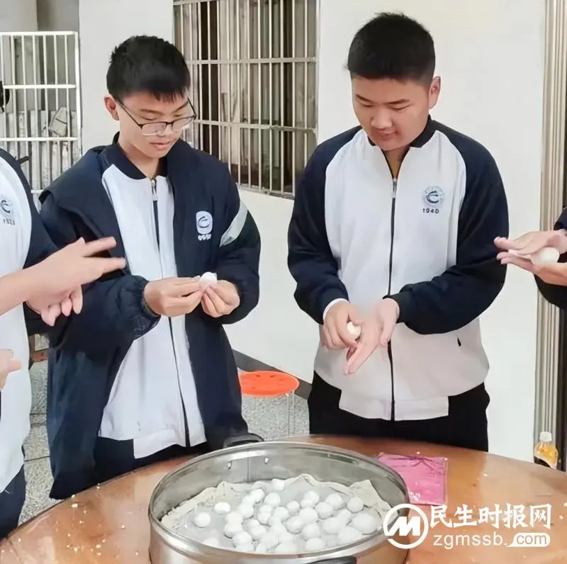 趁春光踏歌行 凭年少展翅飞 ——记湘潭凤凰中学高一年级“红色农耕”研学旅行活动 趁春光踏歌行 凭年少展翅飞 ——记湘潭凤凰中学高一年级“红色农耕”研学旅行活动