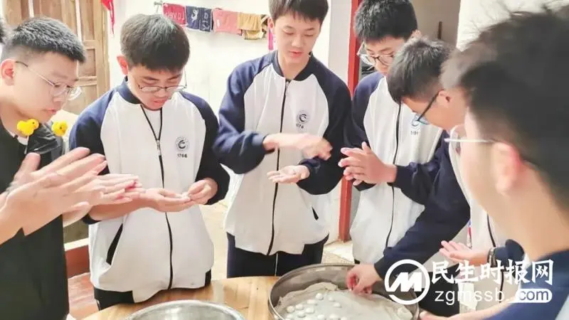 趁春光踏歌行 凭年少展翅飞 ——记湘潭凤凰中学高一年级“红色农耕”研学旅行活动 趁春光踏歌行 凭年少展翅飞 ——记湘潭凤凰中学高一年级“红色农耕”研学旅行活动