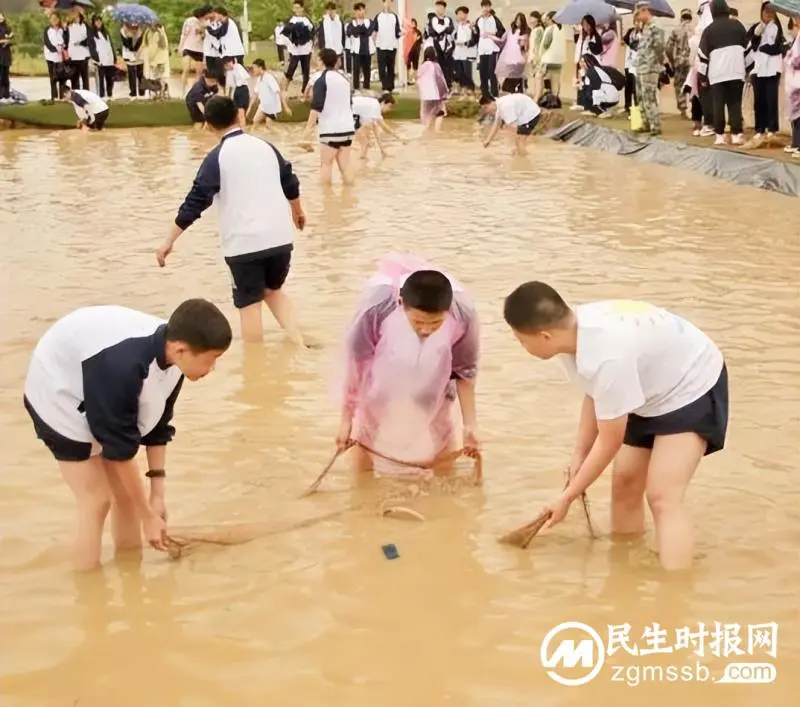 趁春光踏歌行 凭年少展翅飞 ——记湘潭凤凰中学高一年级“红色农耕”研学旅行活动 趁春光踏歌行 凭年少展翅飞 ——记湘潭凤凰中学高一年级“红色农耕”研学旅行活动