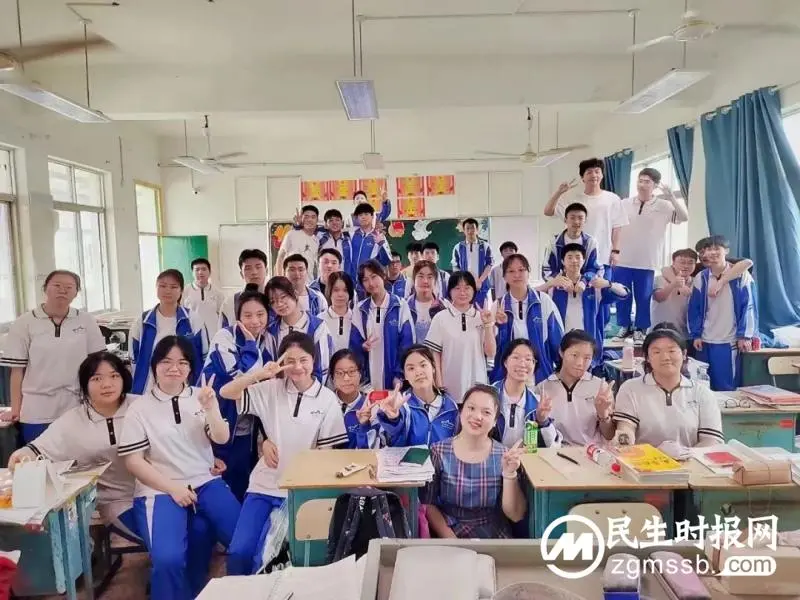 十八岁,青春最美的模样——湘潭市一中2023届高三举行成人礼暨宣誓仪式 十八岁,青春最美的模样——湘潭市一中2023届高三举行成人礼暨宣誓仪式
