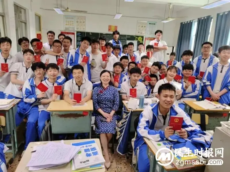 十八岁,青春最美的模样——湘潭市一中2023届高三举行成人礼暨宣誓仪式 十八岁,青春最美的模样——湘潭市一中2023届高三举行成人礼暨宣誓仪式