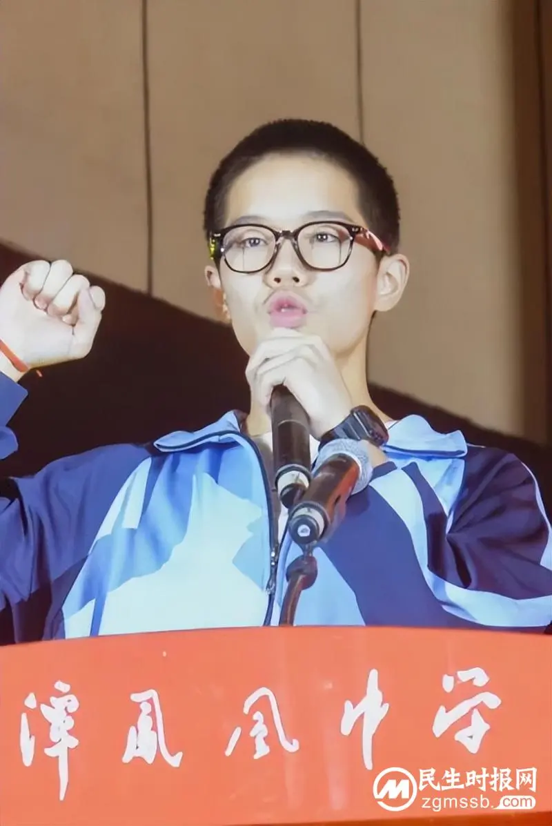 献礼二十大，奋进向未来 ——湘潭凤凰中学2022年体育节文艺汇演暨第22届田径运动会开幕式