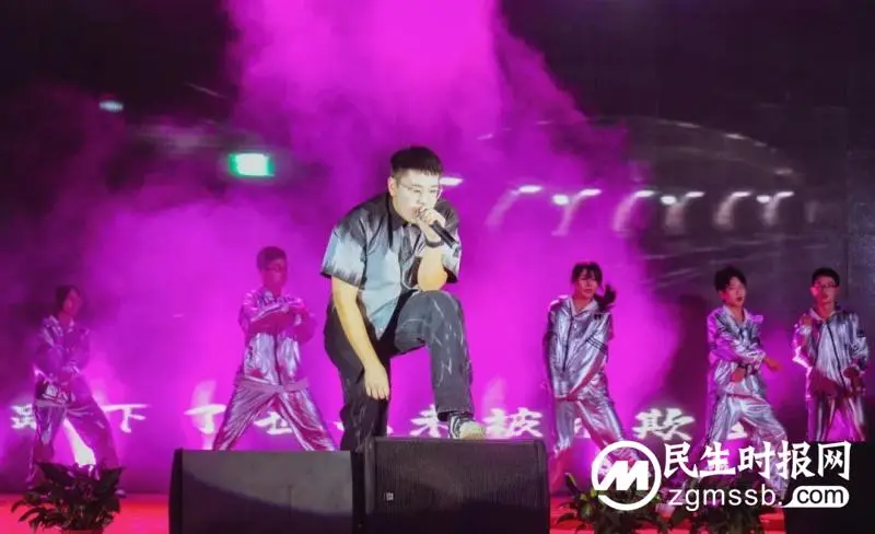 献礼二十大，奋进向未来 ——湘潭凤凰中学2022年体育节文艺汇演暨第22届田径运动会开幕式