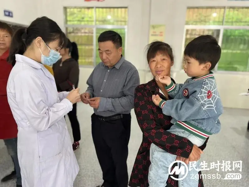 【莲乡卫健党旗红】湘潭县人民医院团委组织青年研究生开展下乡义诊活动