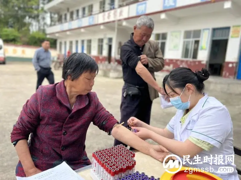 【莲乡卫健党旗红】湘潭县人民医院团委组织青年研究生开展下乡义诊活动
