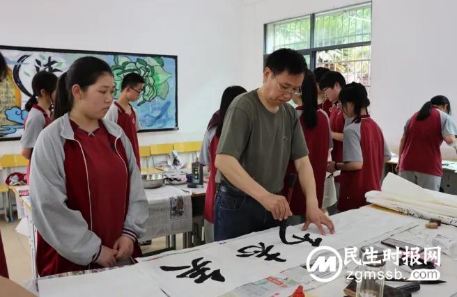 丹心凝正气,笔墨话清风 ——湘潭县十中开展清廉书画笔会活动 丹心凝正气,笔墨话清风 ——湘潭县十中开展清廉书画笔会活动