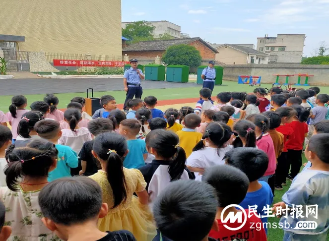 防暴演练护成长   警园联动筑平安——湘潭县花石镇中心幼儿园反恐防暴安全演练