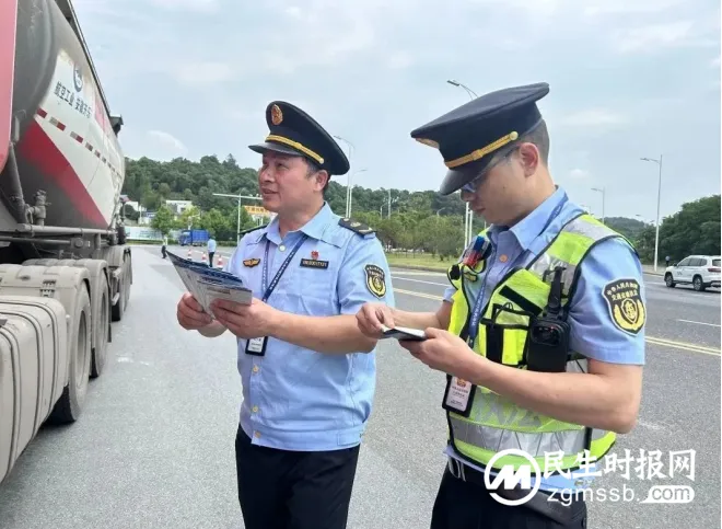 近10万人观看! 湘潭现场直播“路政员的一天” 近10万人观看! 湘潭现场直播“路政员的一天”