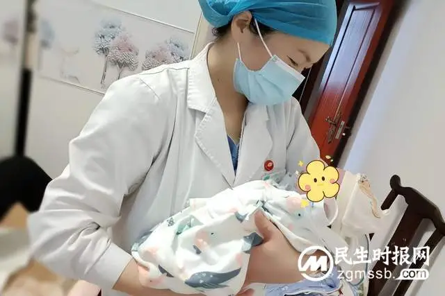 惊险！二胎孕妇突然临产 医护人员家中紧急接生