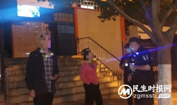 老人手机遗忘公厕 警民接力物归原主
