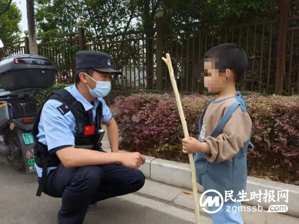 熊孩子独自马路上玩耍 警民联手帮其寻找家人