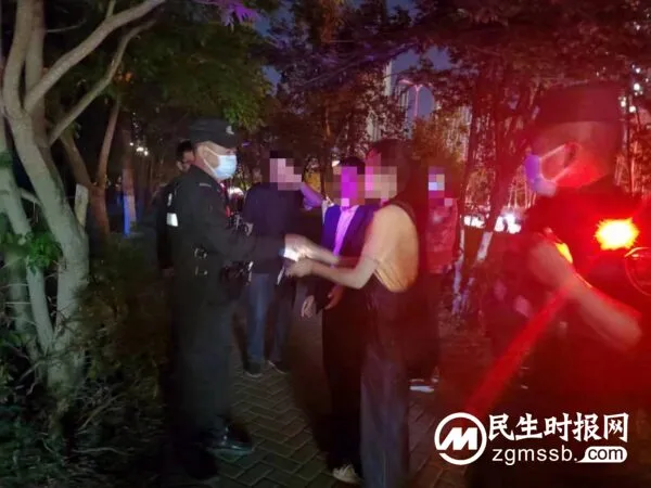 发生矛盾老人负气出走 特警耐心开导寻回