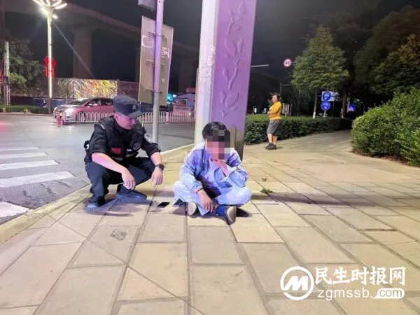 男子深夜醉酒睡路边 群众报警特警护送回家