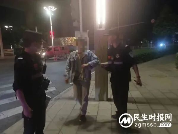 男子深夜醉酒睡路边 群众报警特警护送回家