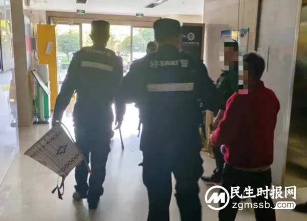 七旬老人出门办事迷路 民警暖心送其回家