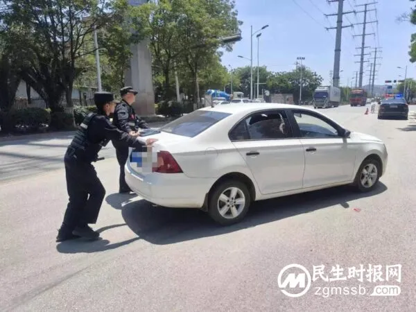 急!车辆熄火停路中,暖!特警主动救助赢民心