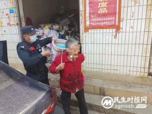 七旬老人出门办事迷路 民警暖心送其回家