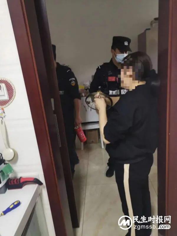群众煮菜睡着险酿火灾 特警提醒消防安全记心中
