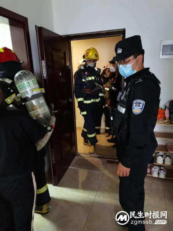 群众煮菜睡着险酿火灾 特警提醒消防安全记心中