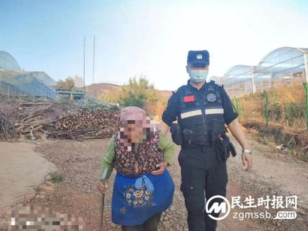 八旬老人外出迷路十小时 特警暖心帮其找家人