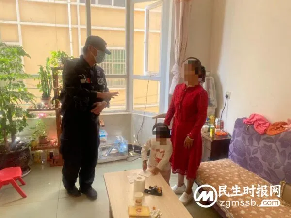 粗心奶奶独留3岁孙女在家 女孩出门找家人昆明特警来帮忙