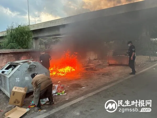 群众露天焚烧轮胎引发火情 民警主动发现及时进行扑救