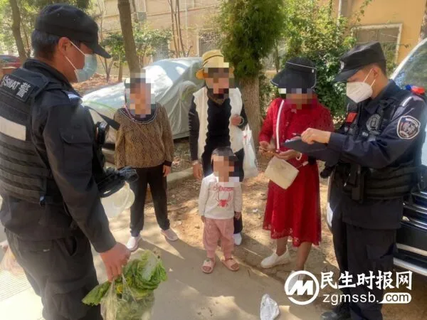 粗心奶奶独留3岁孙女在家 女孩出门找家人昆明特警来帮忙
