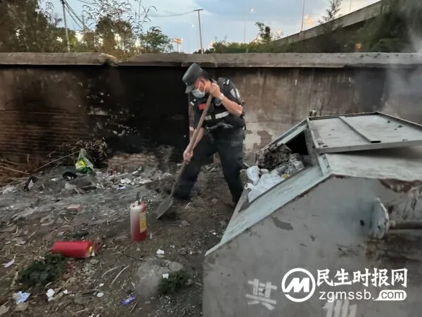 群众露天焚烧轮胎引发火情 民警主动发现及时进行扑救
