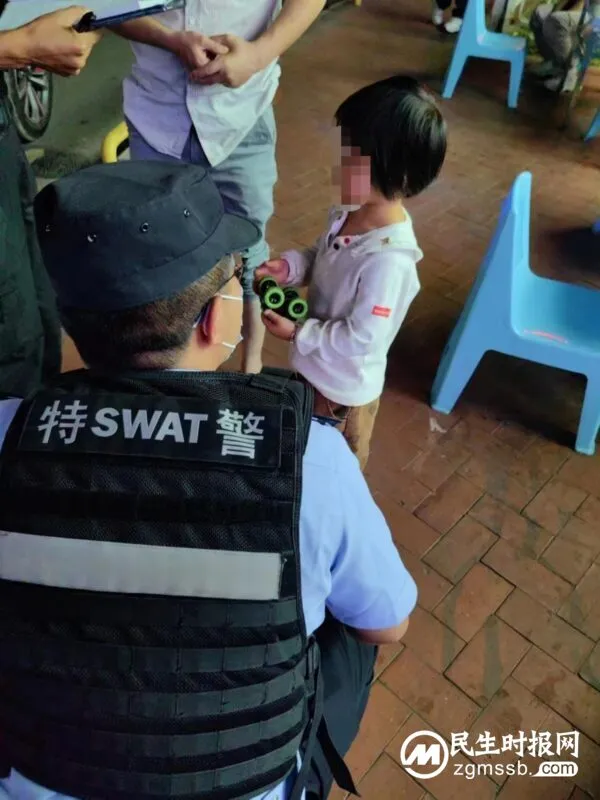 3岁娃偷溜出门迷路 特警耐心帮其找家人