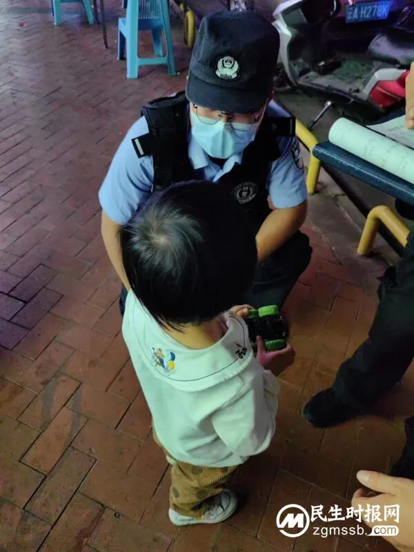 3岁娃偷溜出门迷路 特警耐心帮其找家人