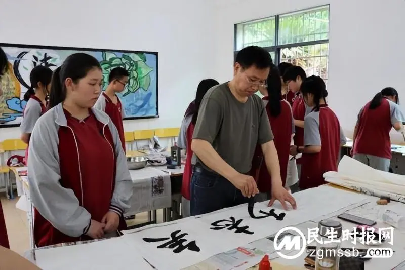 丹心凝正气，笔墨话清风 ——湘潭县十中开展清廉书画笔会活动